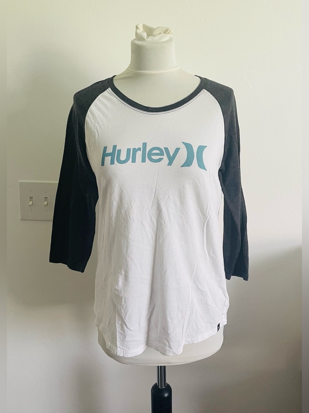 Hurley Women Shirt Top L White Gray 3/4 Sleeves Athletic Athleisure Casual